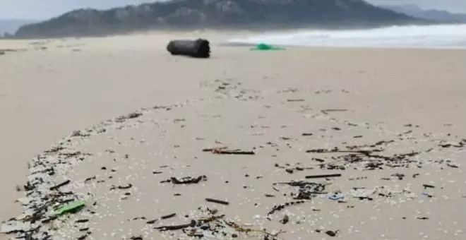 Pensamientos inspirados por una miríada de bolitas de plástico en la playa