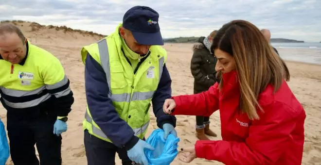 Continúa la vigilancia y retirada de pélets en 15 playas de Cantabria