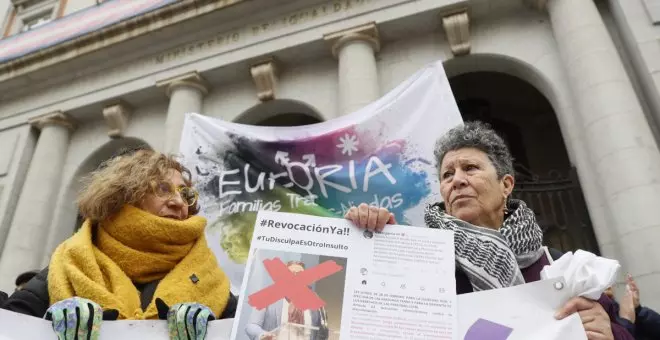 Familias de personas trans exigen en una campaña la destitución de Isabel García