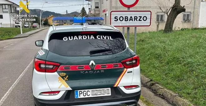 Detienen a una mujer por dañar tres vehículos en Sobarzo con un producto corrosivo