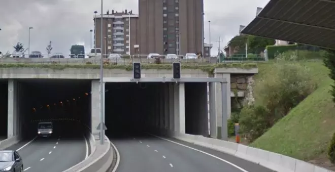 Grave accidente de un motorista al colisionar contra el muro del túnel de la Marga