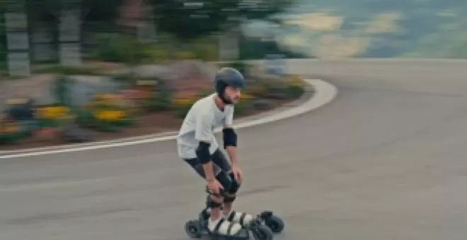 Esto es lo que pasa cuando mezclas un patinete eléctrico con unos esquís