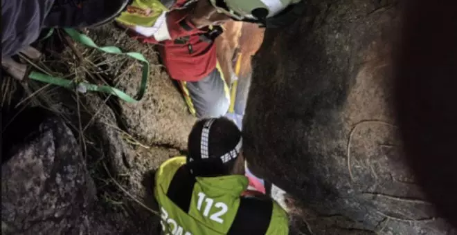 Los bomberos rescatan a una perra que se había caído por un agujero de más de cinco metros en Noja