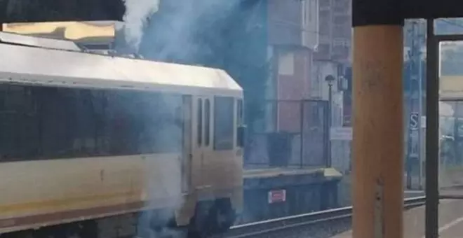 Cantabria sufre a diario el estado de los trenes: una nube de humo sale del cercanías con destino Cabezón de la Sal