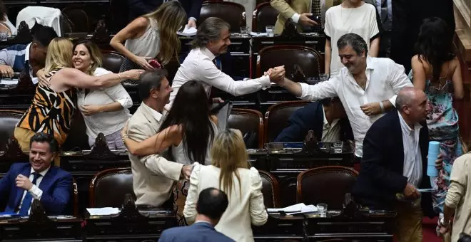 El Congreso de Argentina respalda la mega ley de Milei en medio de represiones
