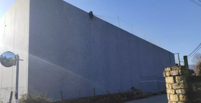 Cantabristas denuncia la construcción de "un cubo gris gigante" en medio de Alceda