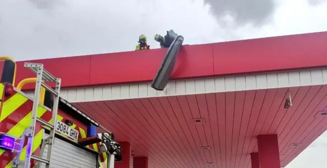 El 112 atiende 55 incidencias por el fuerte viento, de hasta 140 kilómetros por hora, que azota a la comunidad