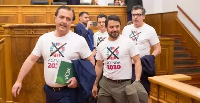Las camisetas protesta vuelven a las Cortes, Vox lo intenta con su mensaje negacionista contra la Agenda 2030