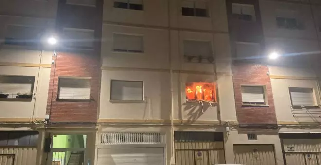 El incendio de un piso en Santoña obliga a desalojar a una quincena de vecinos y provoca la muerte de dos perros