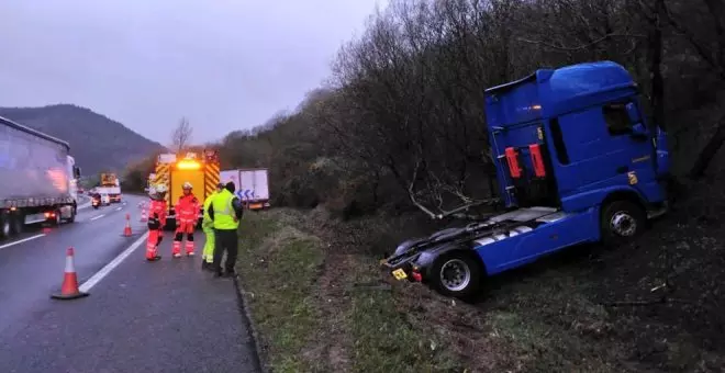 Dos heridos leves en un accidente entre dos camiones y un turismo en Bárcena de Cicero