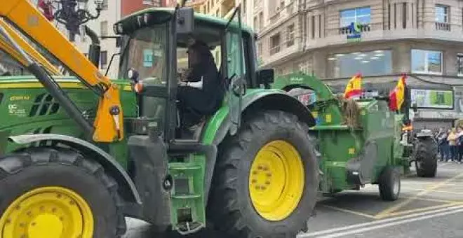 La Alcaldesa de Santander, Gema Igual, hace suya la protesta de los agricultores y se sube a uno de los tractores