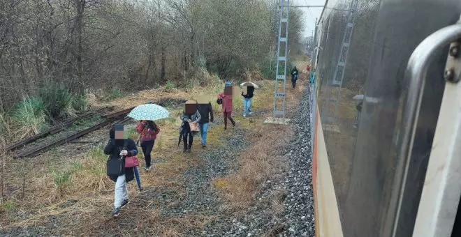 Un tren sufre una "avería" en Mogro y los viajeros se apean "en mitad de la vía"