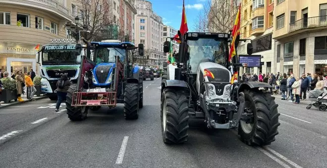 Unos 300 tractores colapsan el centro de Santander, donde pretenden pasar toda la noche