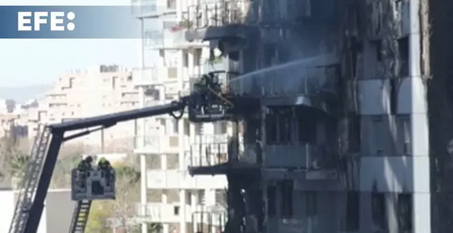 Continúan las tareas de enfriamiento en la fachada del edificio incendiado de Valencia