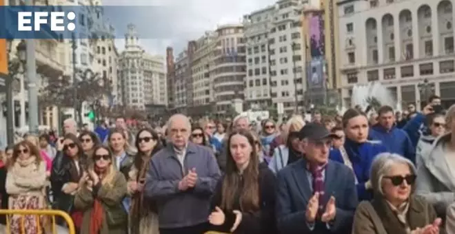 La plaza del Ayuntamiento de València guarda silencio por las víctimas del incendio