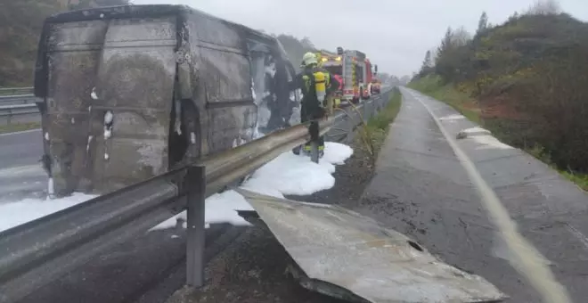 Calcinada una furgoneta tras incendiarse en la carretera de Penagos