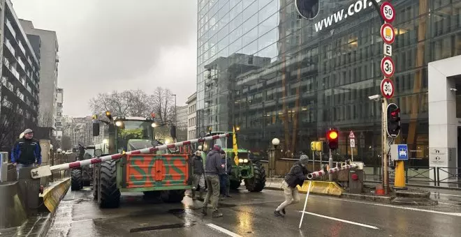 Centenares de tractores bloquean Bruselas en una protesta contra la reunión de ministros de Agricultura de la UE
