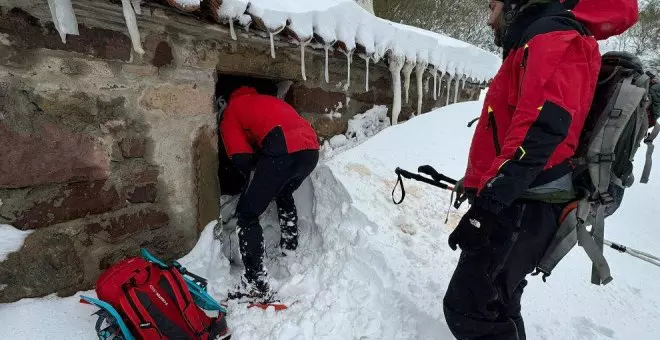 Rescatan a dos montañeras atrapadas por la nieve en un refugio de Brañavieja