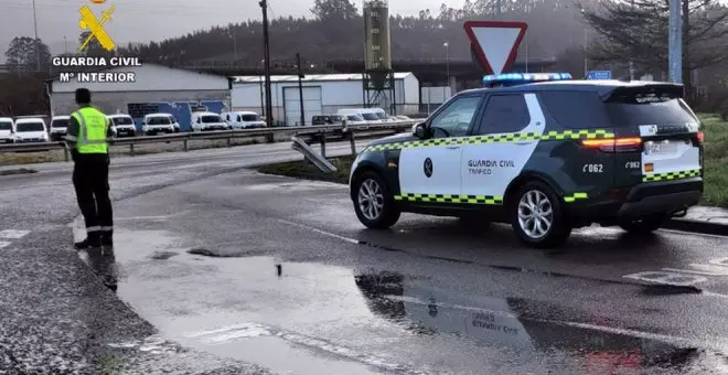 Detenido tras saltarse un control de forma temeraria un conductor sin carné con 18 órdenes de búsqueda