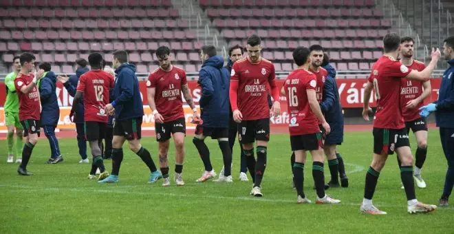 La RS Gimnástica puntuó en Compostela después de jugar media hora con diez