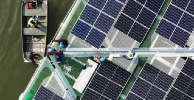 Preparan la mayor central solar marina del mundo, conformada por estas 'islas' flotantes