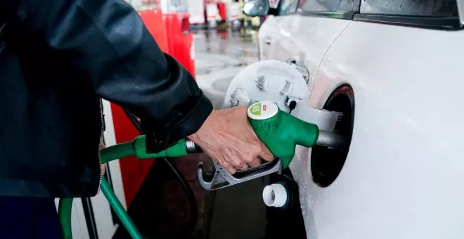 Se va de una gasolinera sin pagar y le pillan sin carné, con dos cuchillos y la ITV caducada