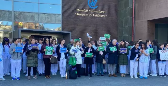 Más de 50 enfermeras se concentran en Valdecilla contra la discriminación y por el respeto profesional