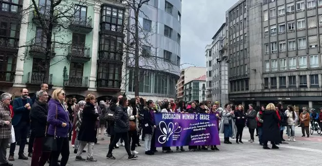 Decenas de personas se suman a las proclamas feministas en Torrelavega: "Nosotras sí somos manada"