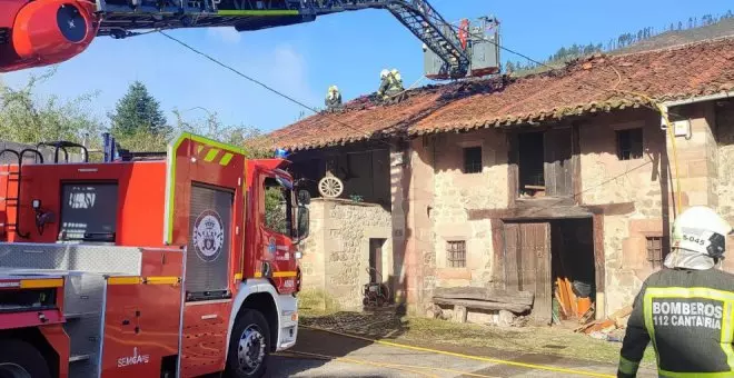 Los bomberos extinguen dos incendios de dos viviendas en Voto y Cabuérniga