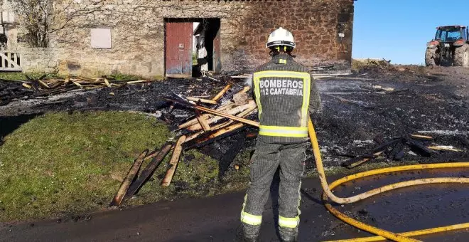 Los bomberos extinguen un incendio de madera en Celada y evitan la afección a casas