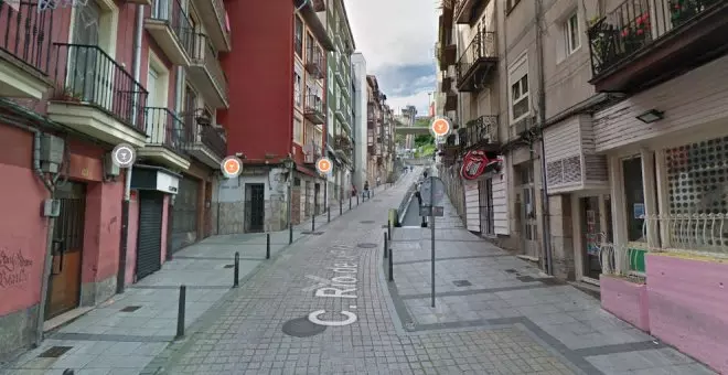 Una mujer agrede a una camarera cuando llamó a la puerta del baño porque tardaba en salir