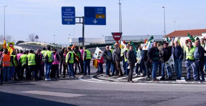 Medio millar de agricultores de Castilla y León y La Rioja cortan el acceso al Puerto de Santander por los aranceles del cereal