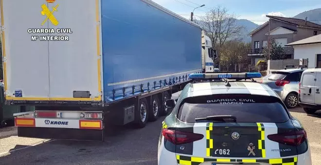 Un camionero conduce drogado y de forma temeraria en la A-8 entre Cabezón y Torrelavega