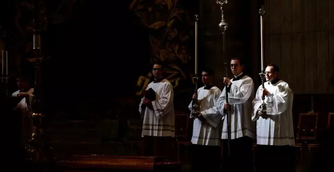 Comiendo tierra - Tocarle las bolas al papa (bendita Semana Santa)