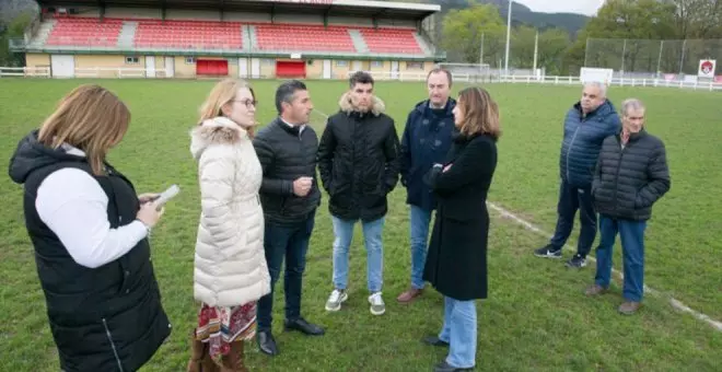 Gobierno y Ayuntamiento trabajan en la renovación del campo de fútbol