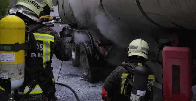 Un camionero herido tras incendiarse y explotar la rueda de la cisterna que conducía en la A-8