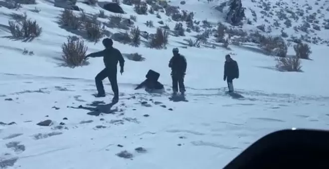 Feliz rescate de una pareja de ancianos perdidos en una montaña nevada en la región chilena de Atacama