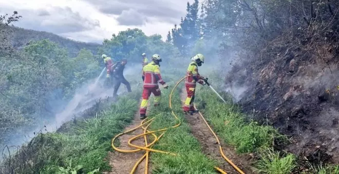 Extinguido el incendio de un vertedero en Salarzón que amenazaba a varias viviendas