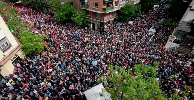 Dirigentes del PSOE salen a Ferraz y se unen a los miles de manifestantes para pedir a Pedro Sánchez que no dimita