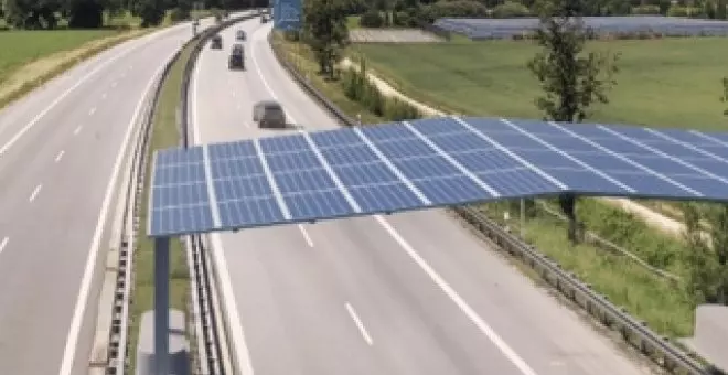 Esta solución elimina uno de los principales inconvenientes de la energía solar y protege las carreteras