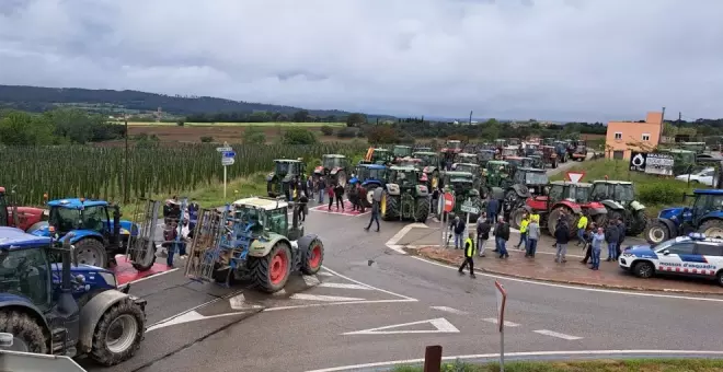 Un centenar de tractors tallen la C-66 al Baix Empordà protestant contra la gestió de la sequera