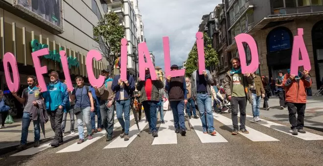 Les cais n'Asturies glayen por una oficialidá 'ensin axetivos'