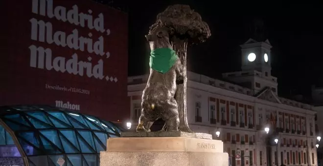 Un grupo de activistas llena de pañuelos verdes 30 estatuas en Madrid para exigir un aborto "legal y gratuito"
