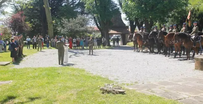 La unidad de Artillería de la Guardia Real realiza un homenaje a Pedro Velarde en su casa natal de Muriedas