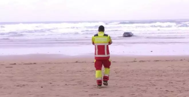 Encallado un coche sin ocupantes en la orilla de Oyambre