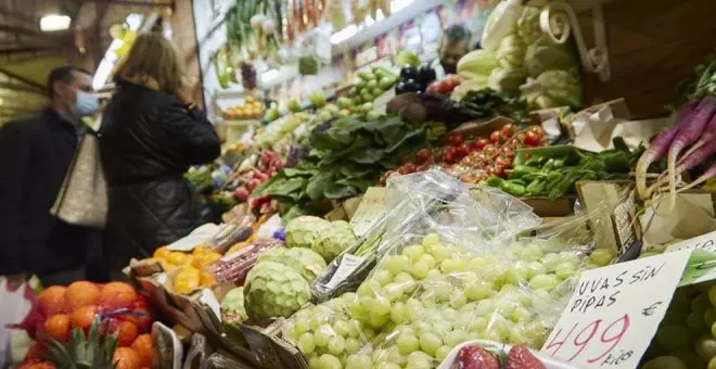 El Gobierno prorrogará la rebaja del IVA de los alimentos porque continúan "altos"