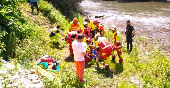 Bomberos cántabros colaboran en el rescate de un motorista caído en Asturias