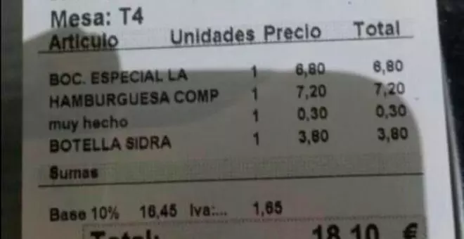 Pide una hamburguesa y le cobran un suplemento que incendia las redes