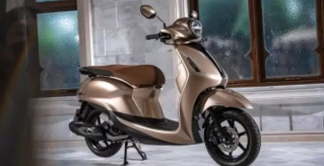 Tiene el tamaño de una Vespa, pero este scooter es Yamaha y tiene un puntero motor de 125