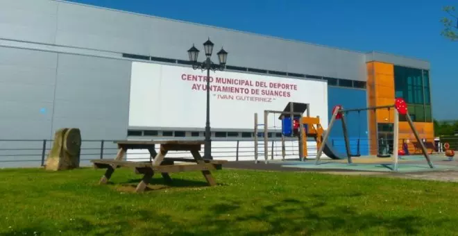 Firmado el convenio para reponer el pavimento del pabellón polideportivo municipal de Hinojedo 'Iván Gutiérrez'